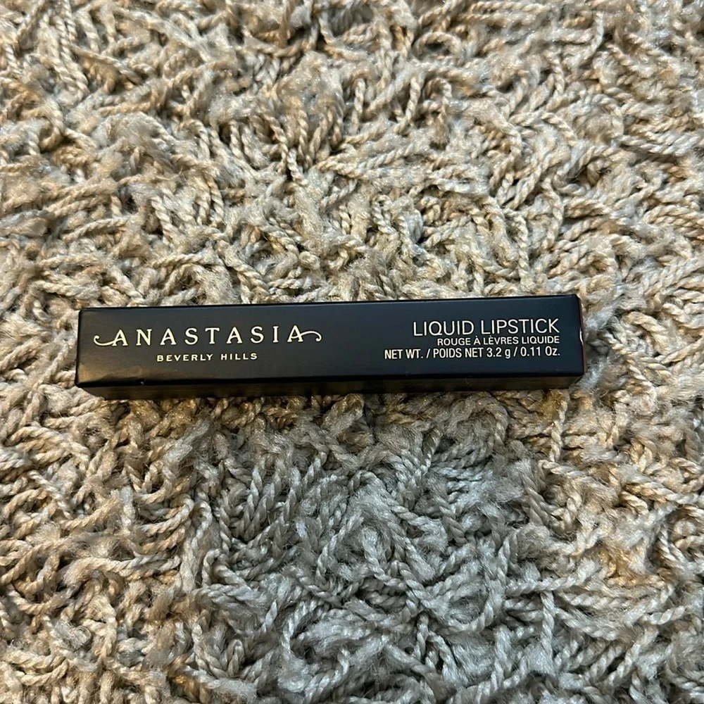 Anastasia Beverley Hills Clean Girl‎ Hudson Liquid Matte Lipstick Brown Color